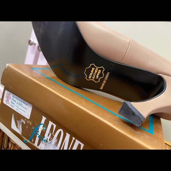 Taupe Shoe by Frederick Leone size 8 - Picture 5 of 6